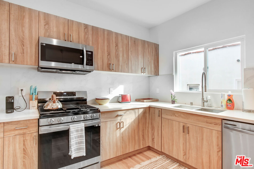 434 N Ogden Dr Unit: 434 1/2