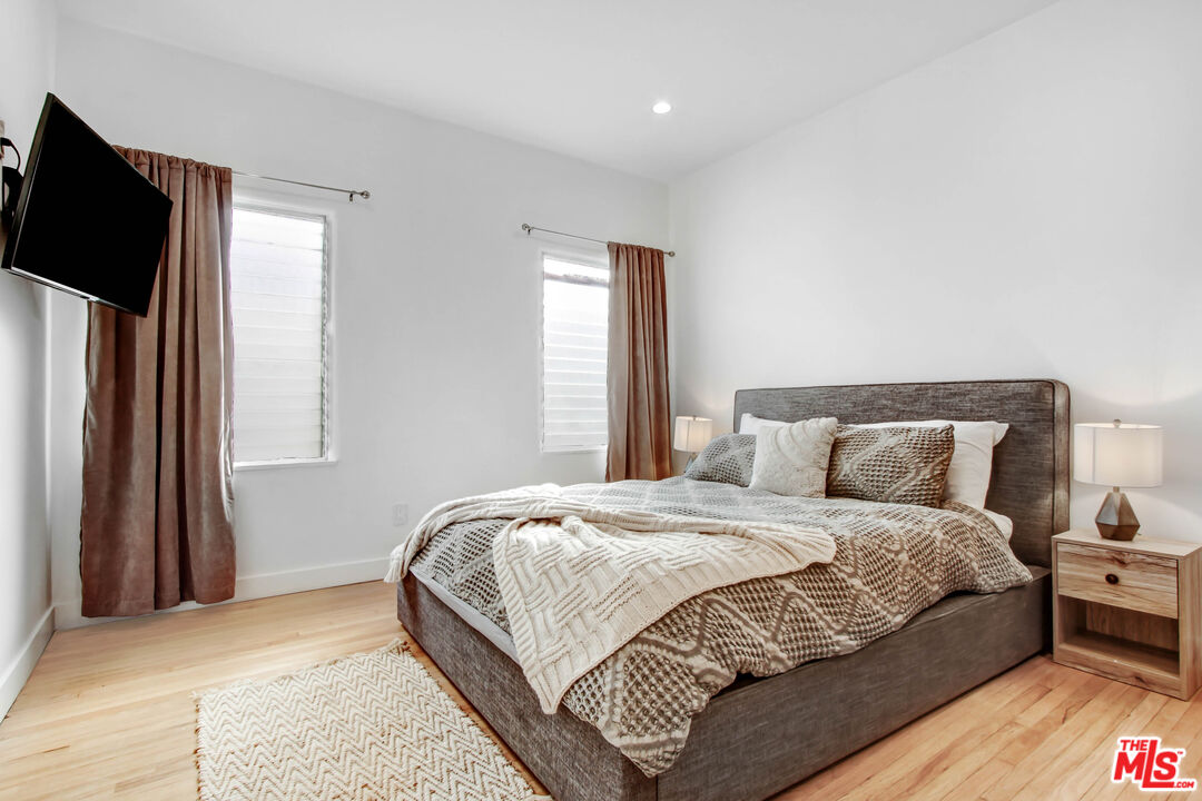 434 N Ogden Dr Unit: 434 1/2