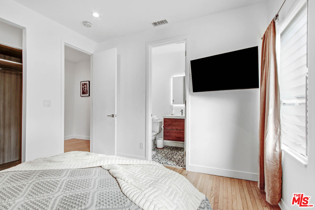 434 N Ogden Dr Unit: 434 1/2