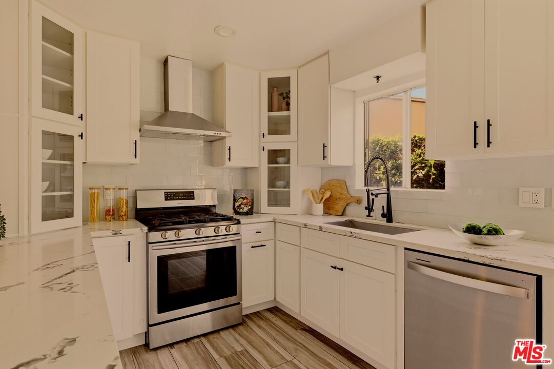 843 N Martel Ave Unit: 2