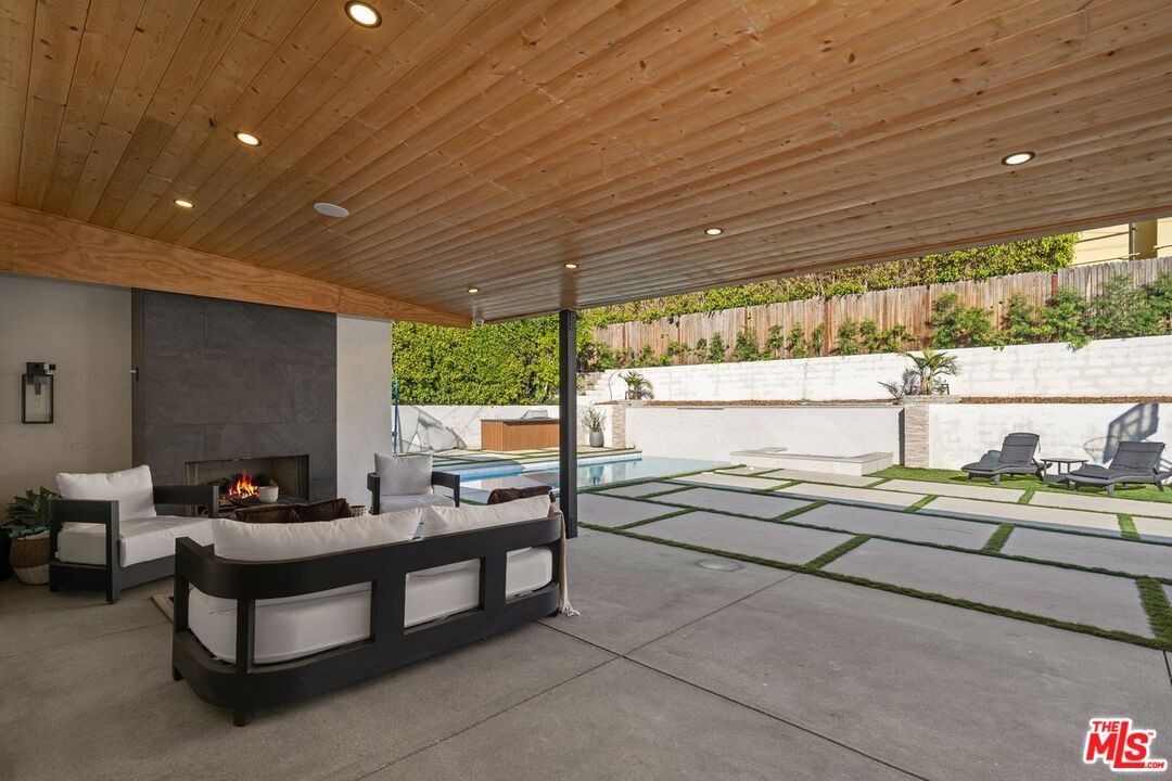 2120 San Ysidro Dr