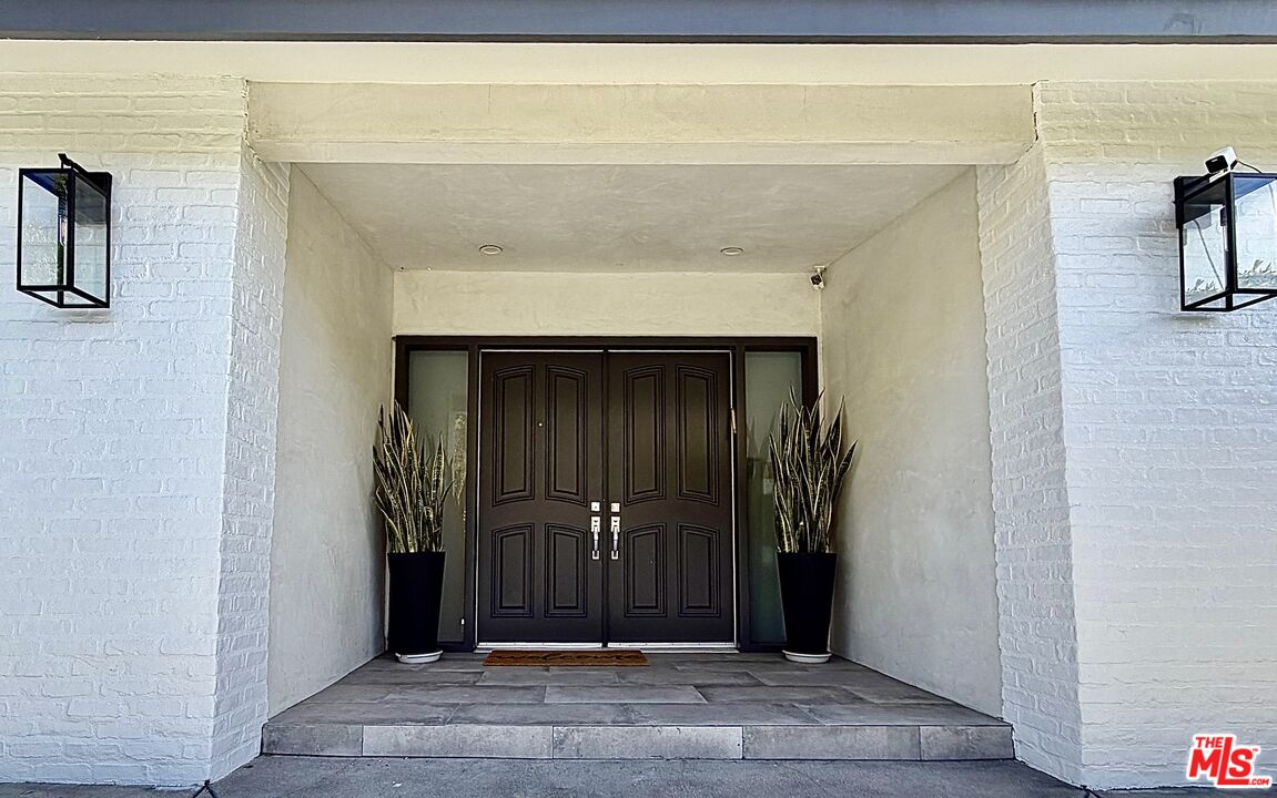 2120 San Ysidro Dr
