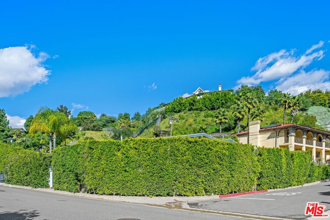 2120 San Ysidro Dr