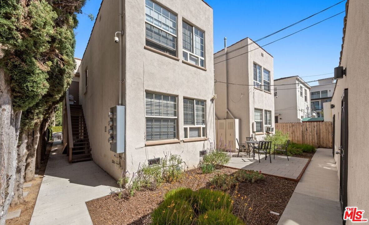 1335 Roxbury Dr