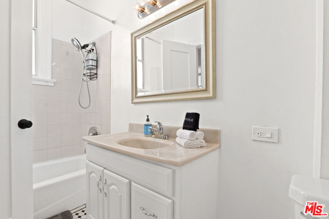 444 N Orange Grove AVE Unit: 444 1/2