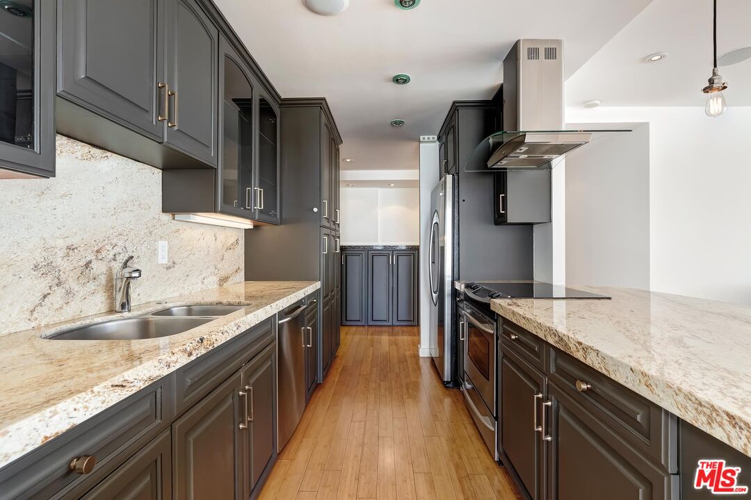 2222 Avenue Of The Stars Unit: 1102