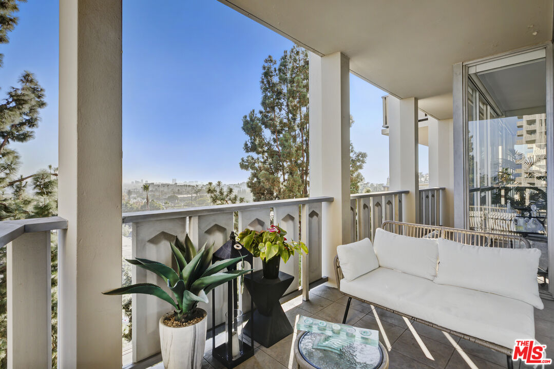 4455 Los Feliz Blvd Unit: 703