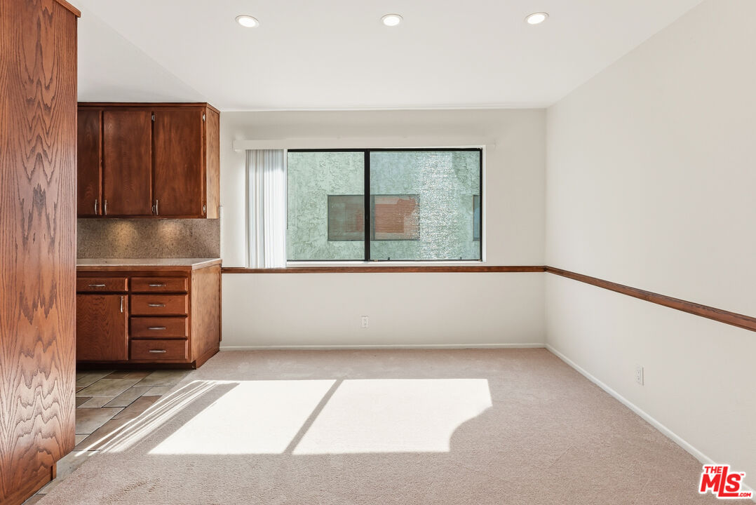 11643 Chandler Blvd Unit: 111