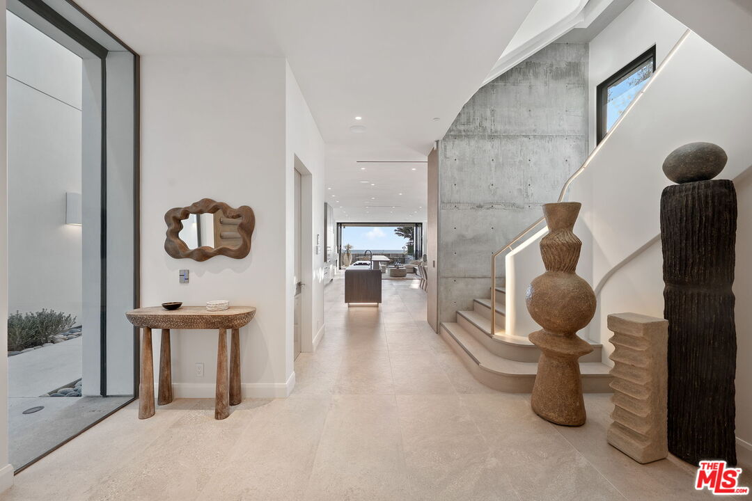 938 Palisades Beach Rd