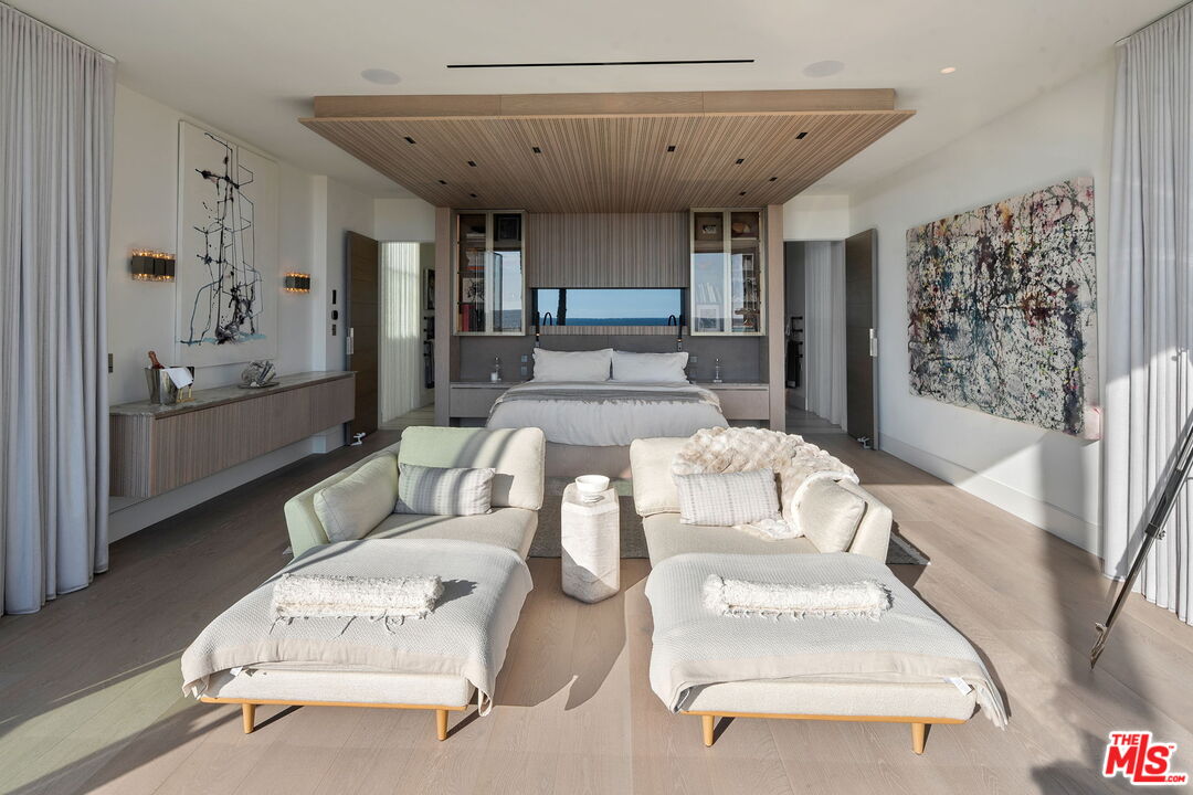 938 Palisades Beach Rd