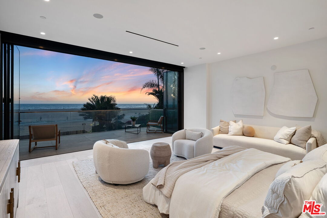 938 Palisades Beach Rd