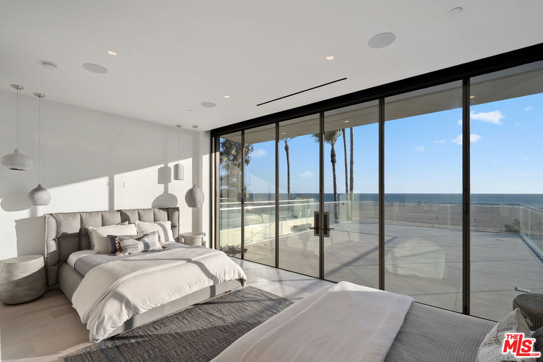 938 Palisades Beach Rd