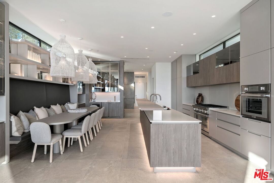 938 Palisades Beach Rd