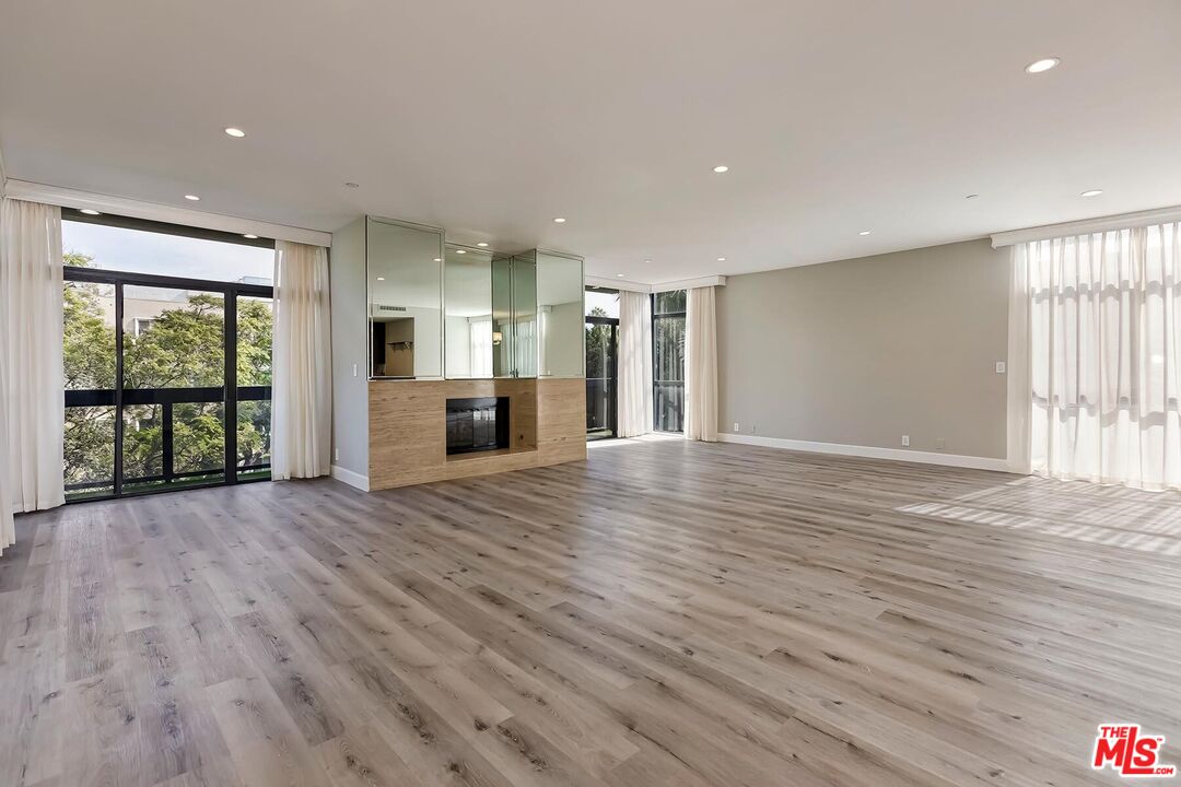 323 N Palm Dr Unit: 3