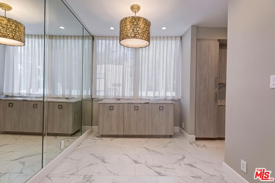 323 N Palm Dr Unit: 3