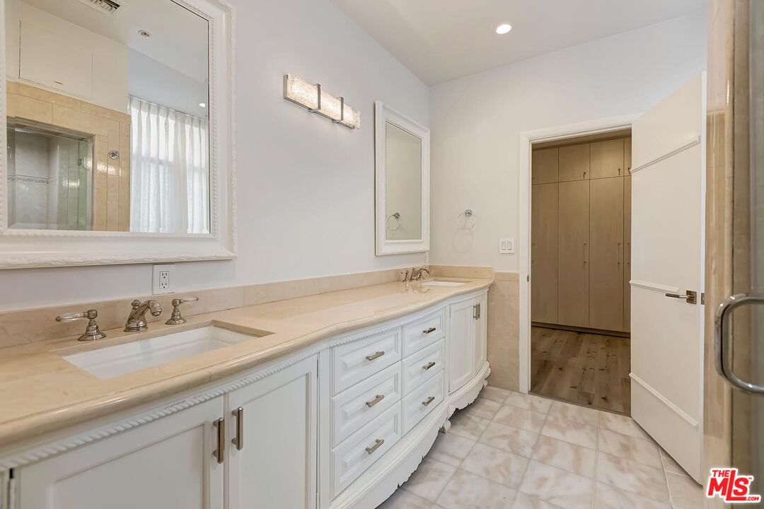 323 N Palm Dr Unit: 3