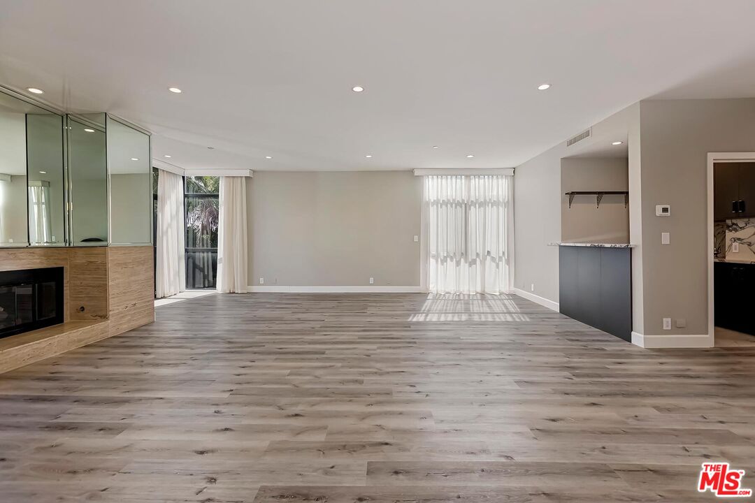 323 N Palm Dr Unit: 3