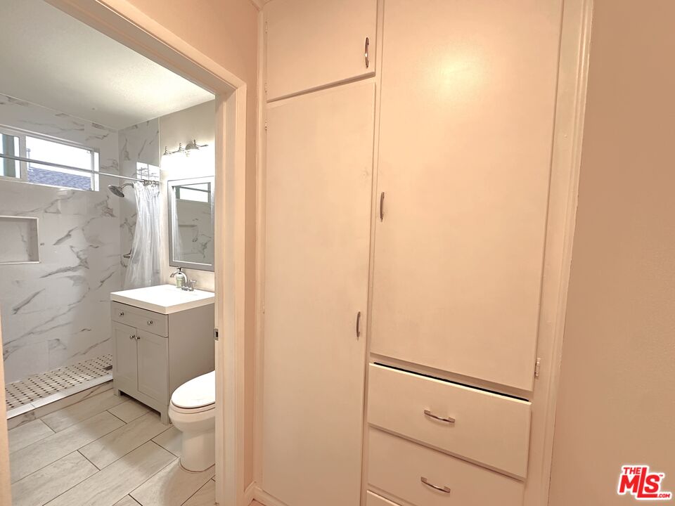 2027 Euclid St Unit: A