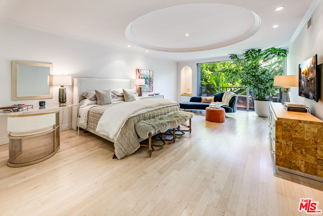 339 N Palm Dr Unit: 202