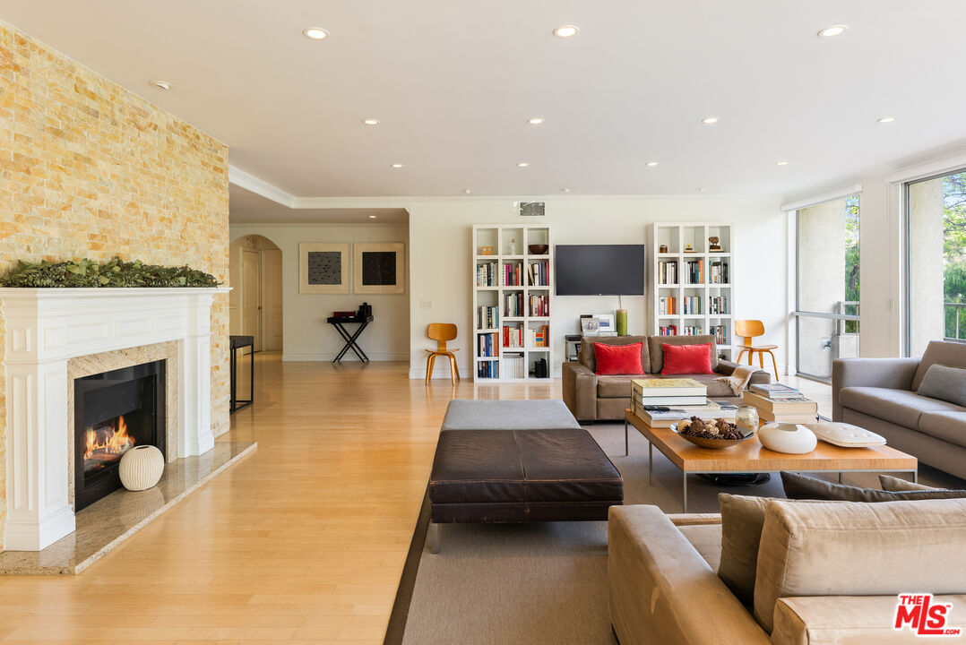 339 N Palm Dr Unit: 202