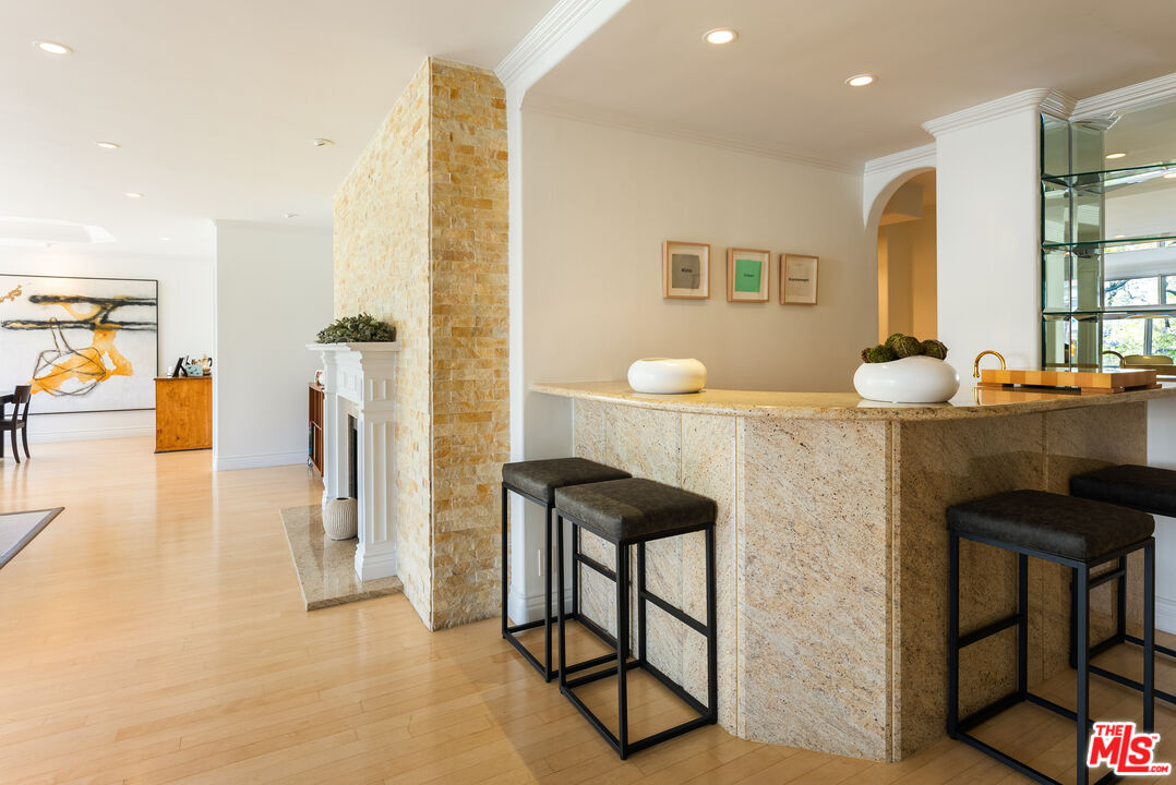 339 N Palm Dr Unit: 202