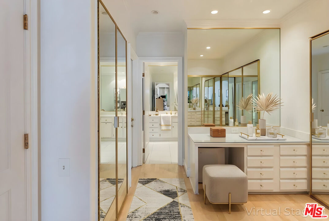 339 N Palm Dr Unit: 202