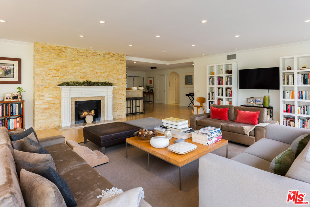 339 N Palm Dr Unit: 202