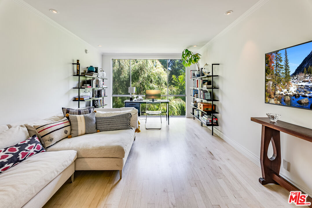 339 N Palm Dr Unit: 202