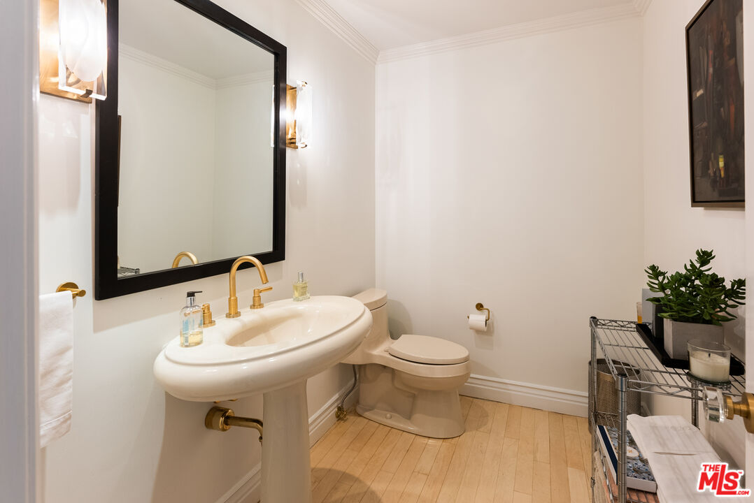 339 N Palm Dr Unit: 202