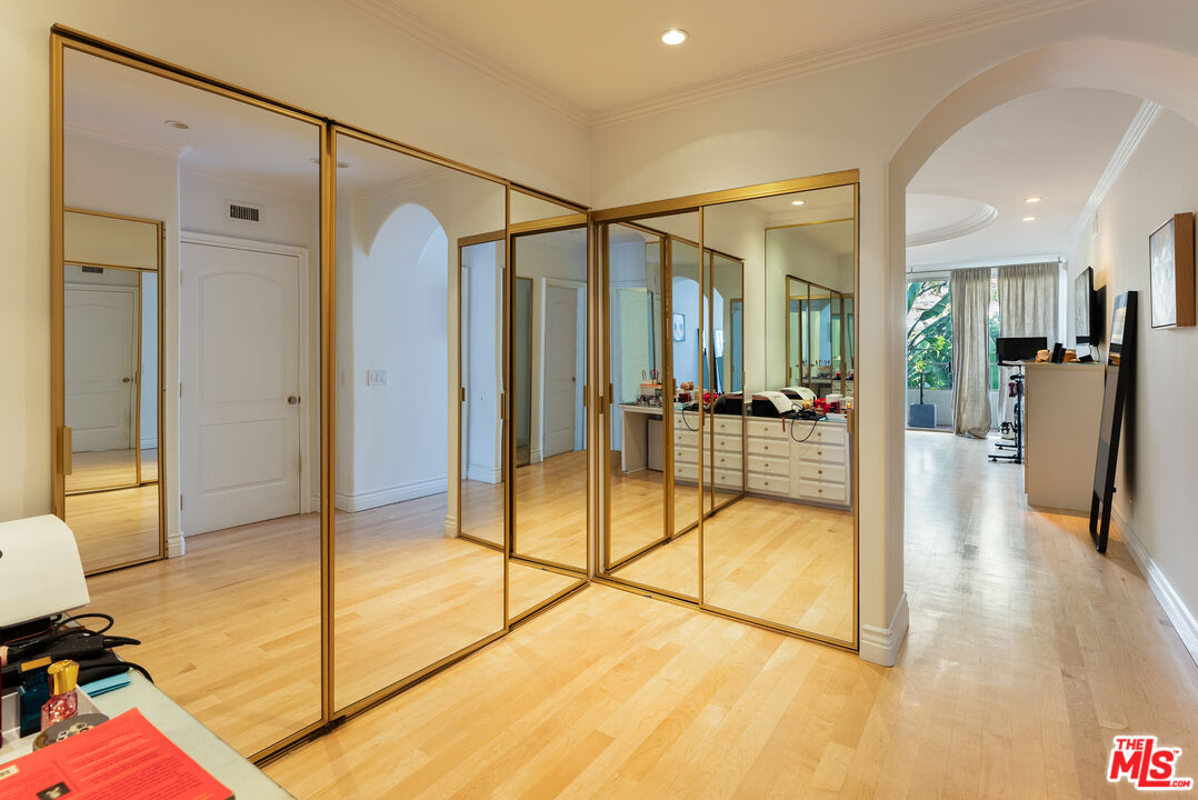 339 N Palm Dr Unit: 202