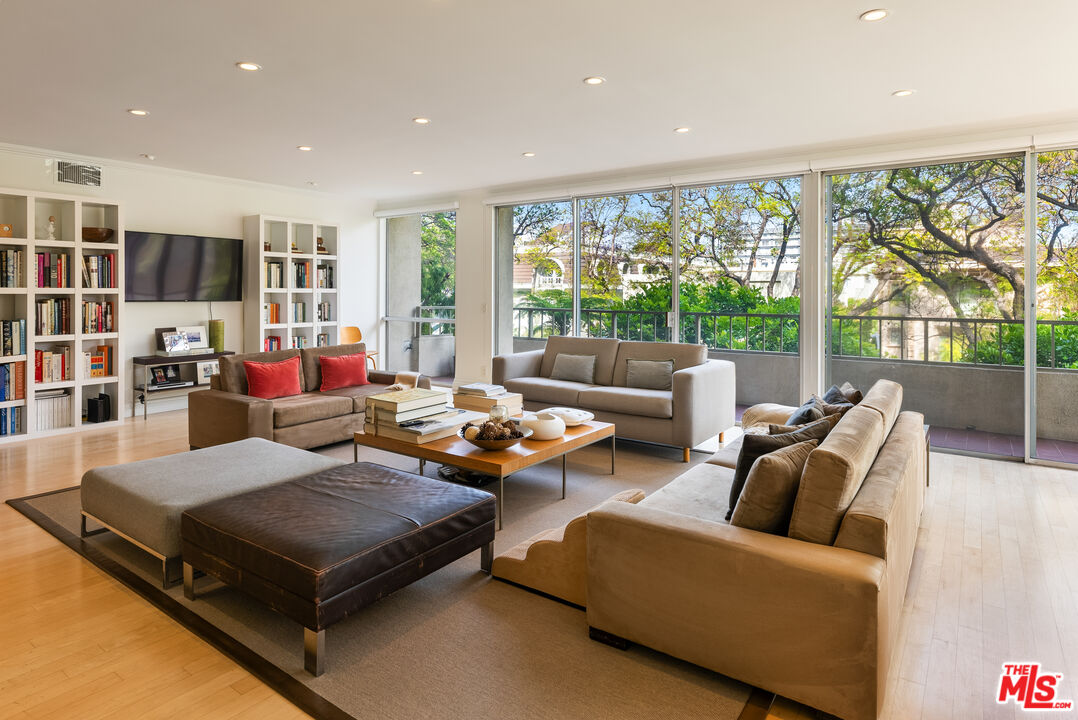 339 N Palm Dr Unit: 202