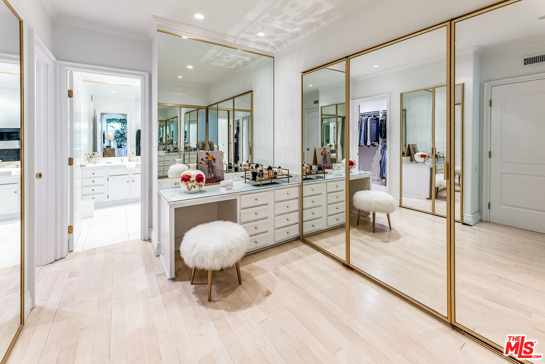 339 N Palm Dr Unit: 202