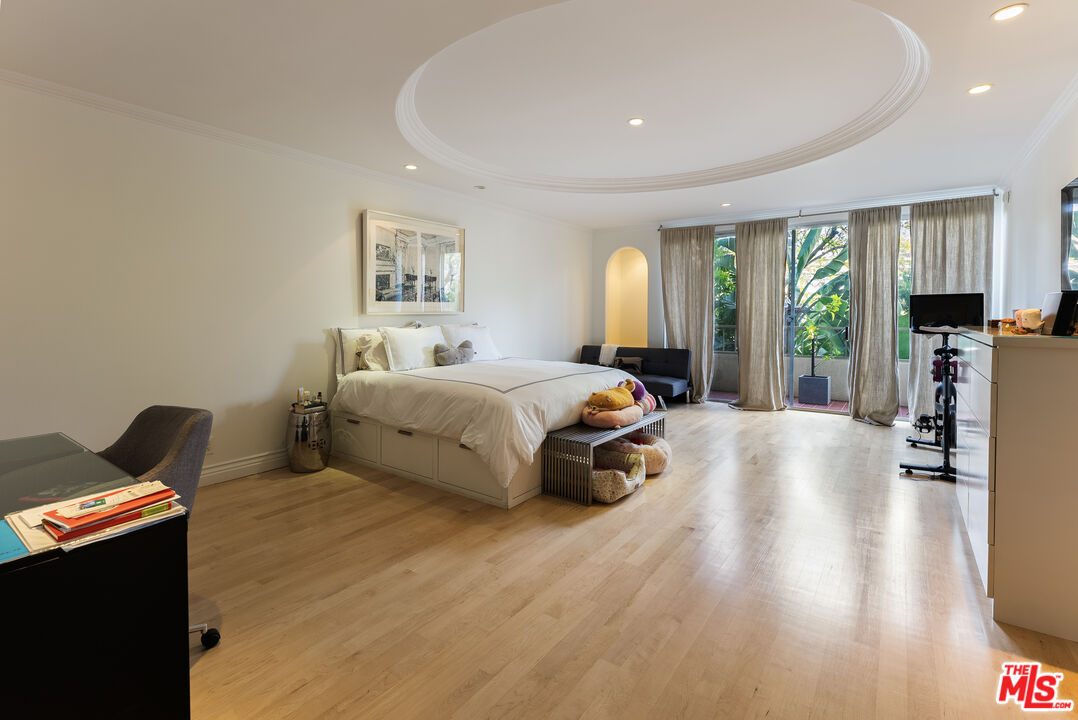 339 N Palm Dr Unit: 202