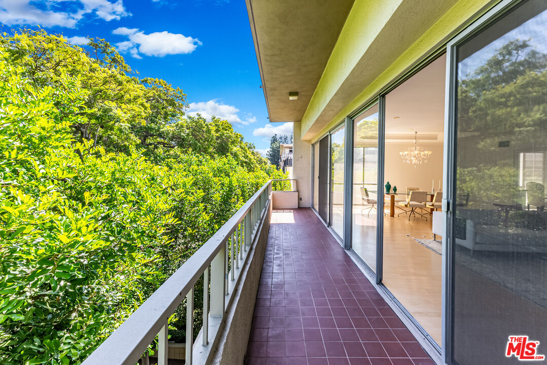 339 N Palm Dr Unit: 202