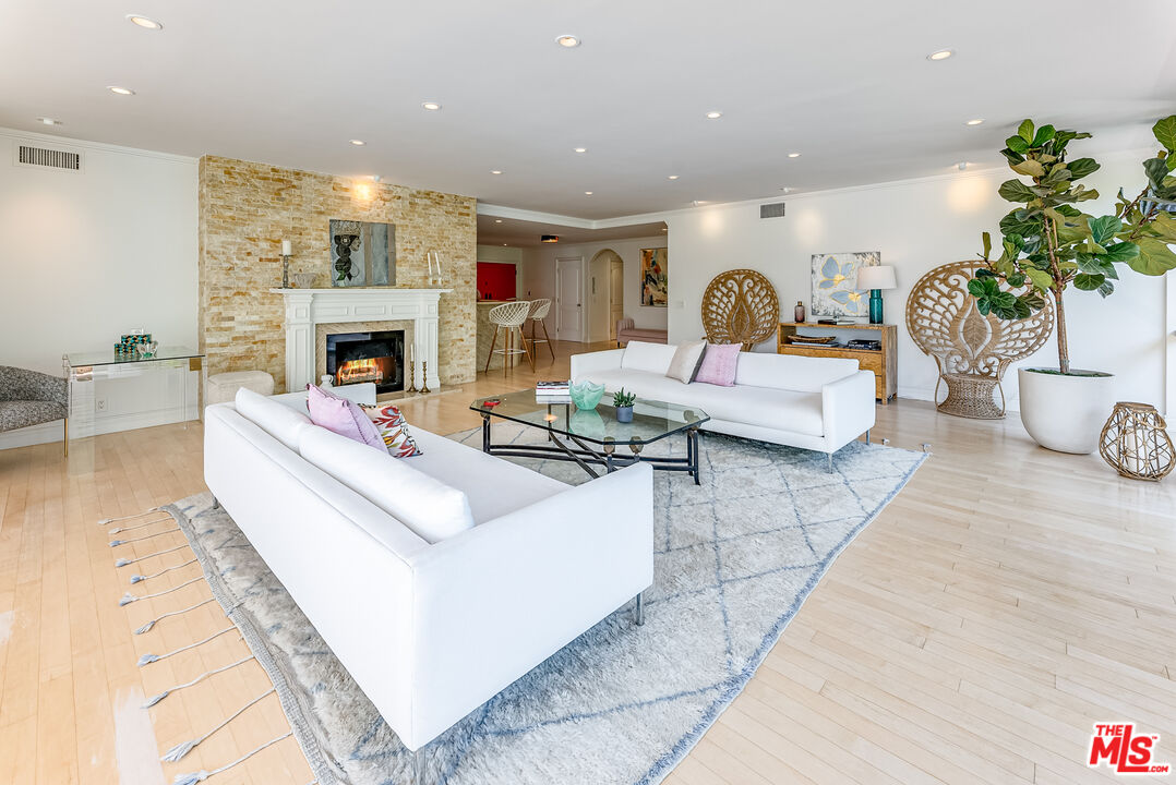 339 N Palm Dr Unit: 202