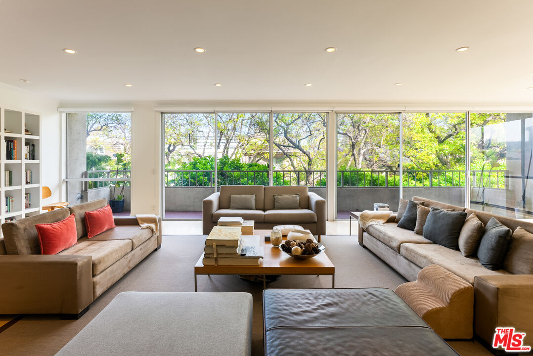 339 N Palm Dr Unit: 202