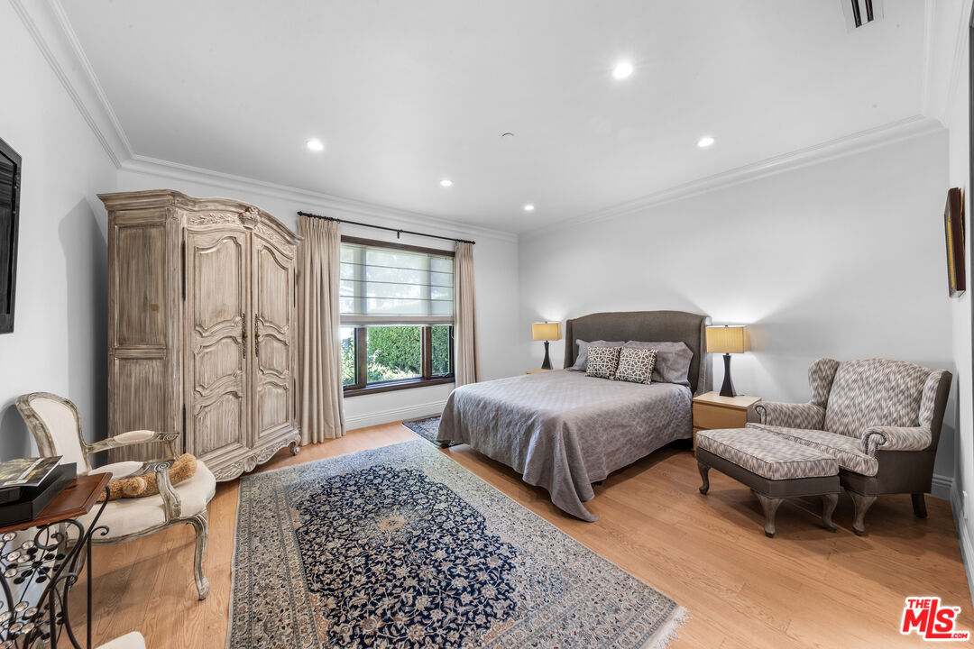 1148 Centinela Ave