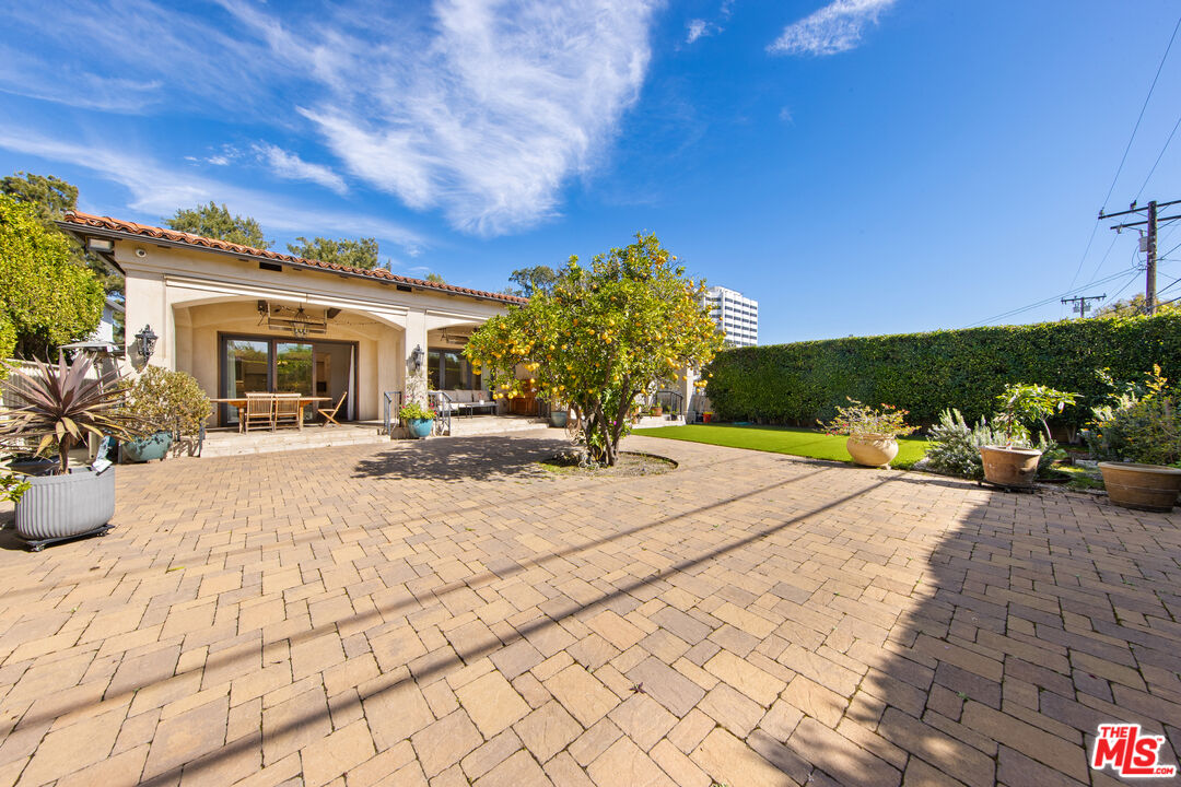1148 Centinela Ave
