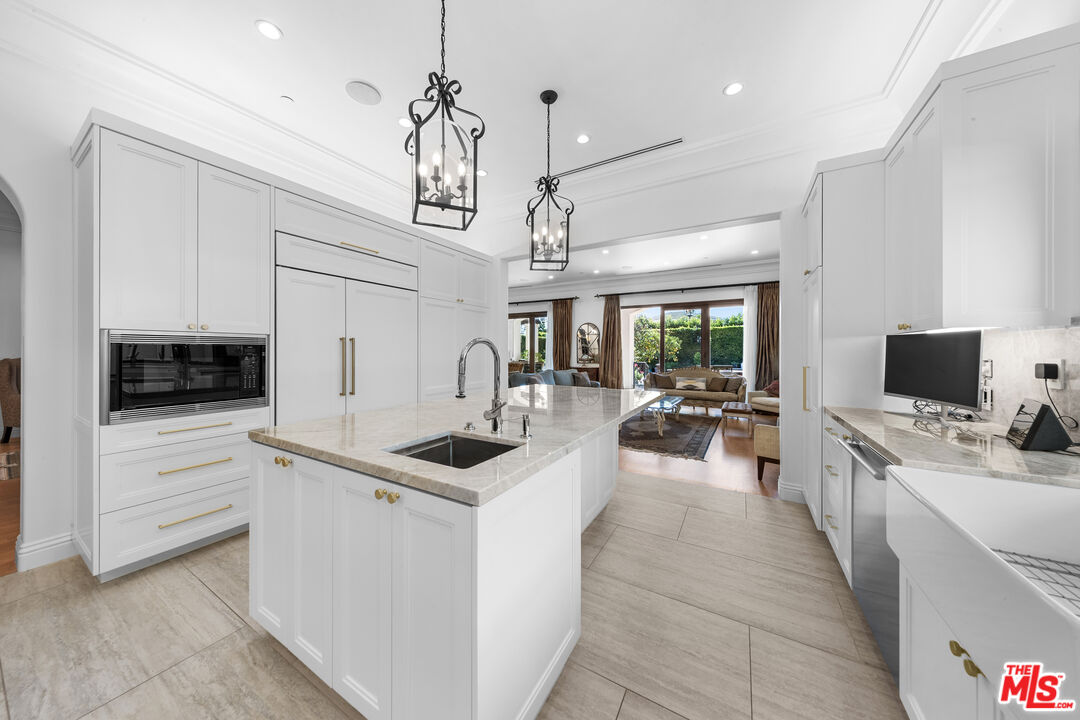 1148 Centinela Ave