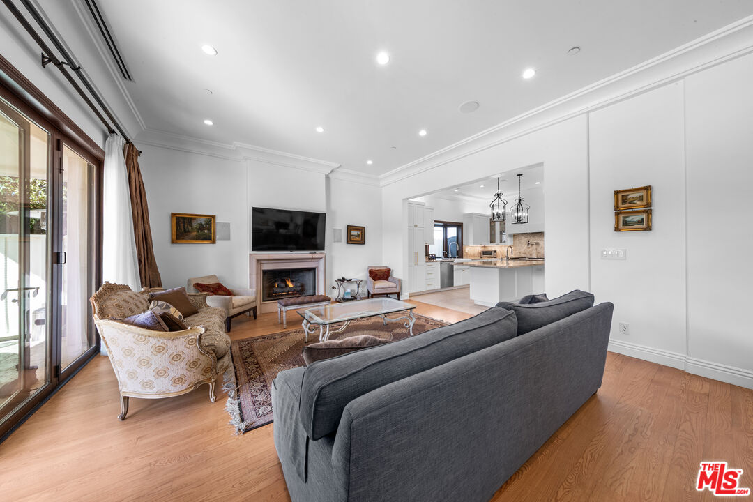 1148 Centinela Ave
