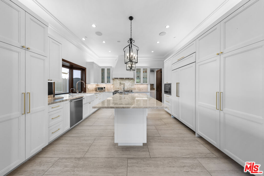 1148 Centinela Ave