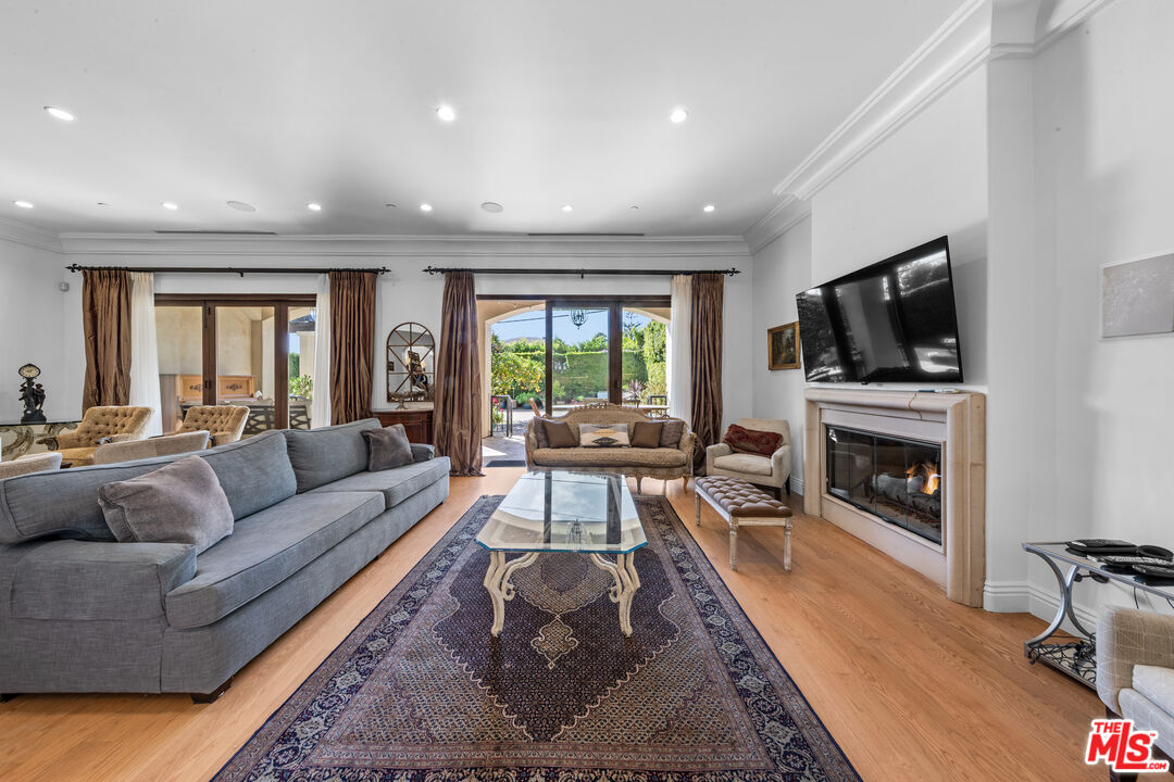 1148 Centinela Ave