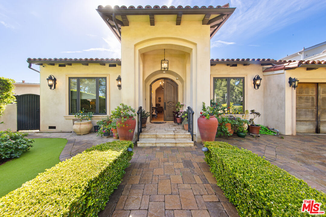 1148 Centinela Ave
