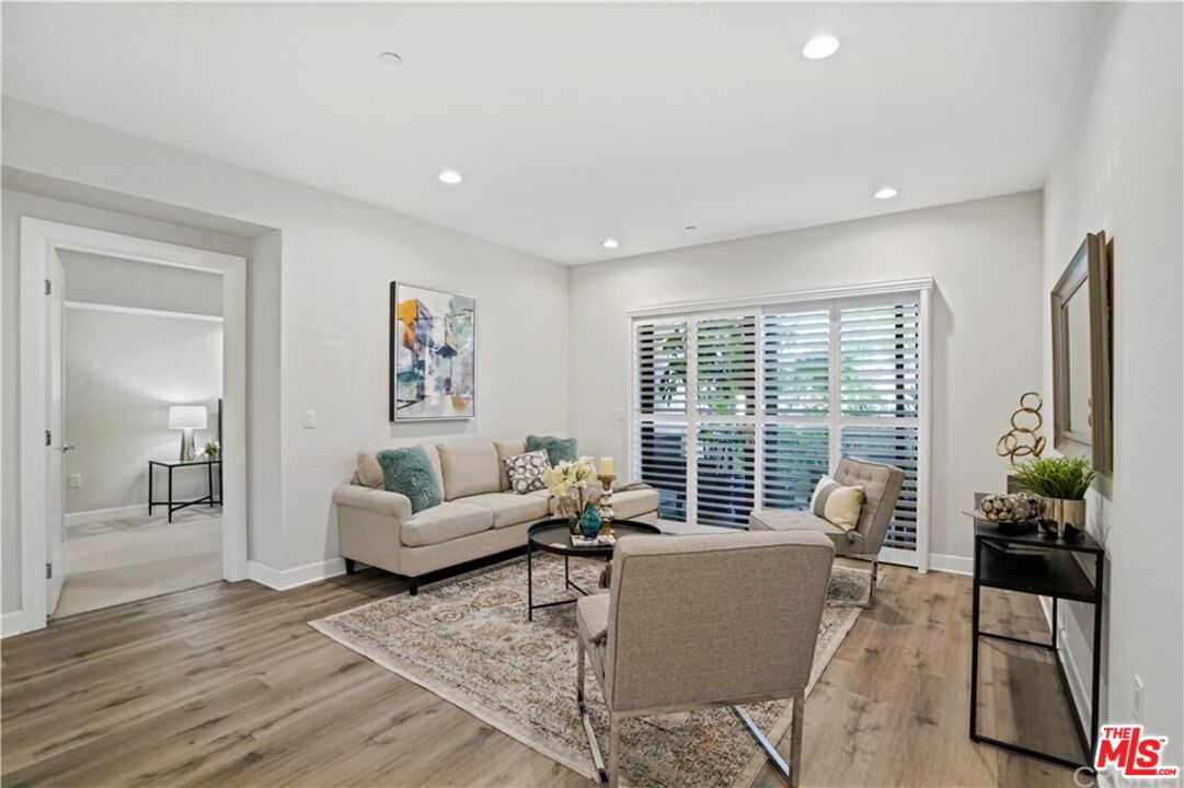 5015 Balboa Blvd Unit: 103