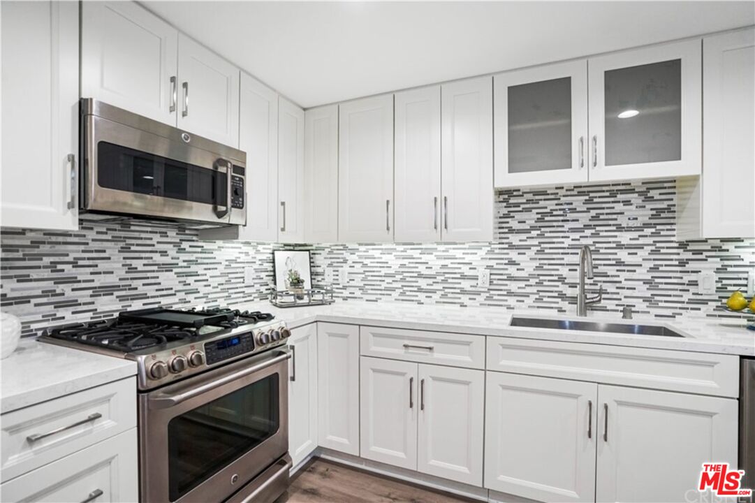 5015 Balboa Blvd Unit: 103