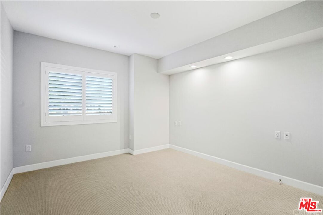 5015 Balboa Blvd Unit: 103