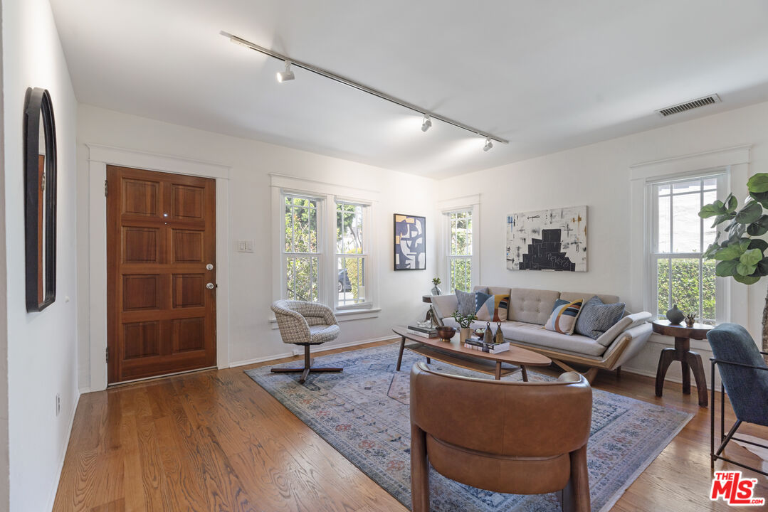 9010 Norma Pl