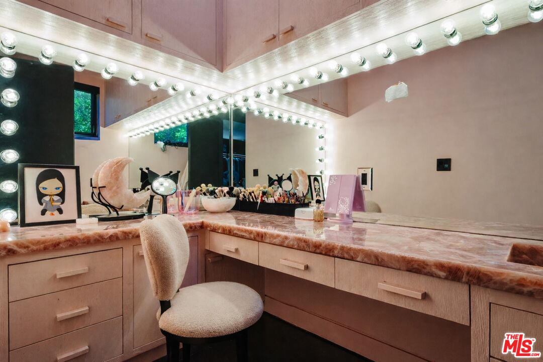 537 N Alta Vista Blvd