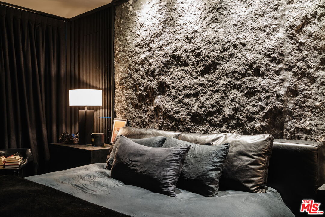 537 N Alta Vista Blvd