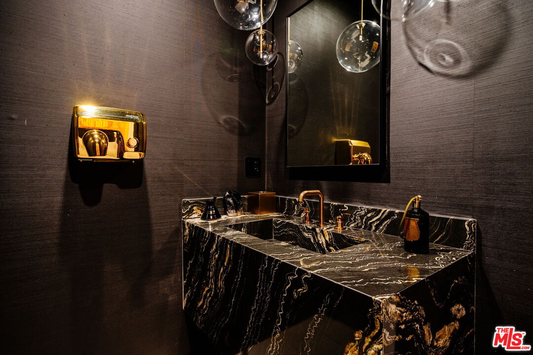 537 N Alta Vista Blvd